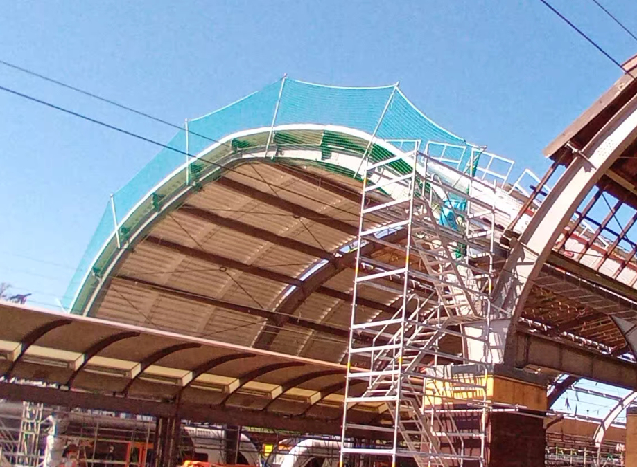 von der Kunst eine wasserdichte Dachhaut auf ein Tonnen-Dach zu montieren - jemand versucht es horizontalen Trapezblechen ? - immerhin in weiss - aber wie läuft das Wasser ab ?