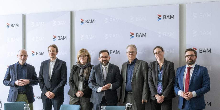 Ein Krankenpfleger der Endlager-Branche beim Antritts-Besuch bei den BAM Material- und Behälter-Prüfungs-Experten