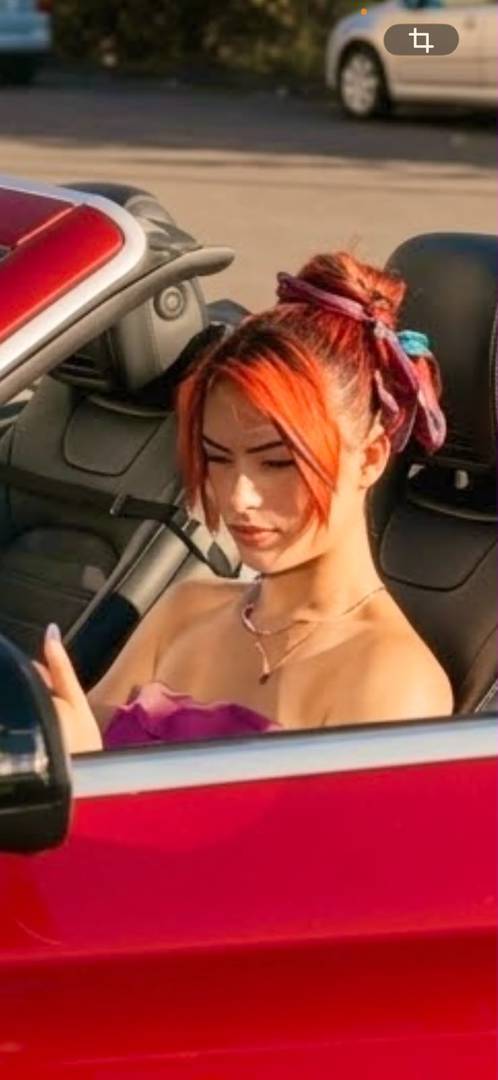 Frau Güldeniz Baday in Hagen mit Auto von Mutter