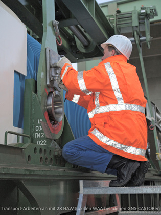 Transport-Arbeiten-an-mit-28-HAW-Kokillen-WAA-beladenen-GNS-CASTORen