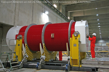 Transport-Arbeiten-an-mit-28-HAW-Kokillen-WAA-beladenen-GNS-CASTORen