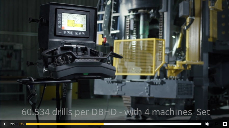 >>> Bilder aus dem Walk-Around Explorac 235 Film - bisschen heller und mit Kommentaren wie die Anpassung der Bohr-Technik für DHBD erfolgen soll - Hinweise für den CAD Planer von Fa. Epiroc in Essen ...