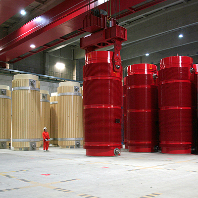 >>> Die ältesten Castoren stehen seit 40 Jahren in den Zwischen-Lagern, auf dem Foto des GNS Magazins sind aber neue zu sehen. DBHD will mit den ältesten Castoren beginnen. Zusammengesackt ? und Probe entnehmen. - Zirkaloy Hüllen Wandstärke 0,5 mm.