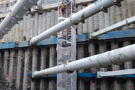 Pile Proping by Conquip UK - Solche Stützen brauchen wir in Hagen um die hohe Stützmauer an der schadhaften Stelle VOR dem Abriss der Hochbrücke Ebene 2 zu sichern - Hangsicherung vor dem Abriss - Conquip hat solche 30 m langen Stützen.