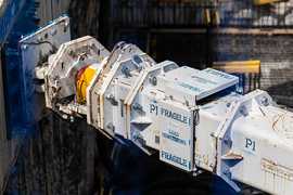 Pile Proping by Conquip UK - Solche Stützen brauchen wir in Hagen um die hohe Stützmauer an der schadhaften Stelle VOR dem Abriss der Hochbrücke Ebene 2 zu sichern - Hangsicherung vor dem Abriss - Conquip hat solche 30 m langen Stützen.