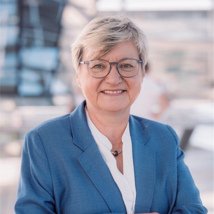 >>> https://www.linkedin.com/in/frauke-heiligenstadt-97b87888 . Sehr geehrte Frau Heiligenstadt - Danke sehr für LinkedIN - Super Vita  von Goslar und Northeim kommen Sie ja auf dem Weg nach Berlin n dem ganzen DBE BGE Elend vorbei - Reform notw. - MfG In