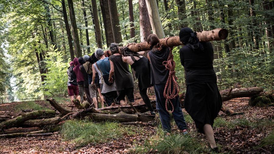 In Hagen tragen Bürgereld Empfänger Holzstämme mit einem Rettungstuch aus dem Wald