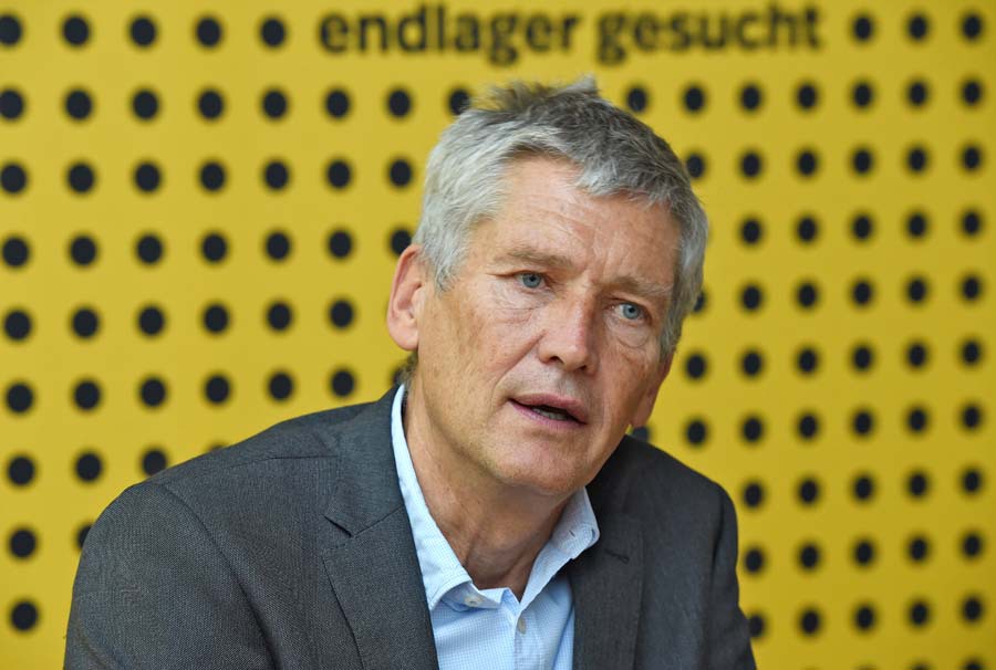 „Ob Castoren einlagerbar sind, ist völlig offen.” Wie sich Brennelemente und Behälter verhalten, werde gerade von Forschern untersucht. Jeder Behälter wiege um die 110 Tonnen. Wünschenswert wäre es, so König, dann müsse man die hochradioaktiven Stoffe nic